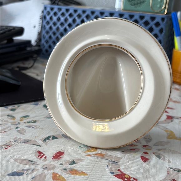 Elegant Ivory Circle Picture Frame - Picture 2 of 3